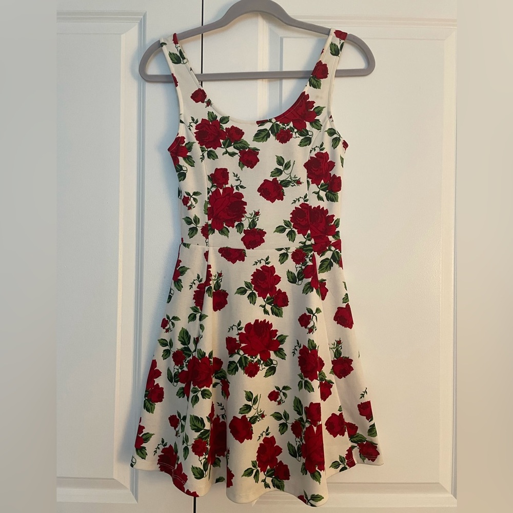 H&M Red Rose Printed Mini Dress, Women’s 6; Scooped Neckline